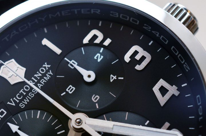 Czarny zegarek drewniany - propozycja dla ceniących produkty najwyższej jakości