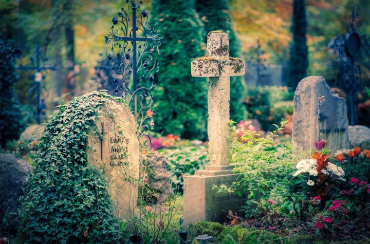 Pochówek świecki na cmentarzu katolickim - możliwość czy kompromis
